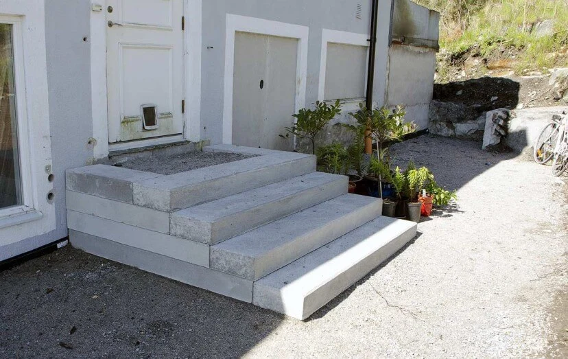 Betongtrappa entré utomhus av Krokstrands Konstbetong